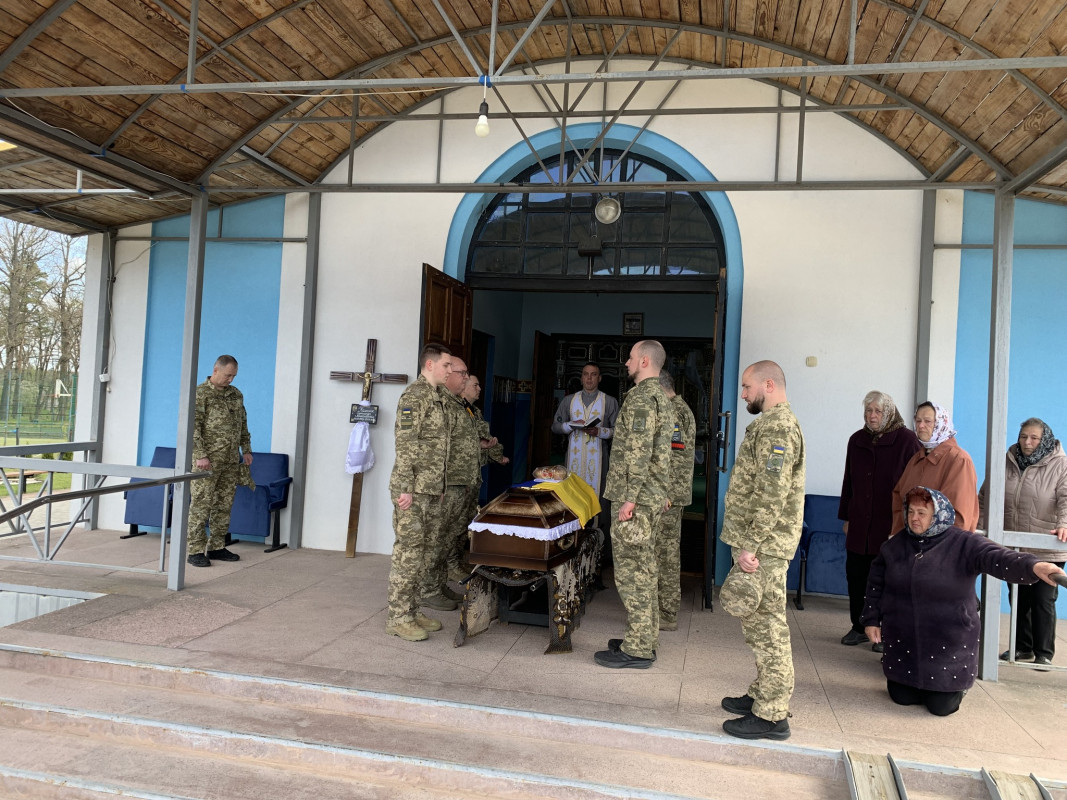Останній дзвінок для Героя: у місті на Волині попрощалися з Олександром Каленюком