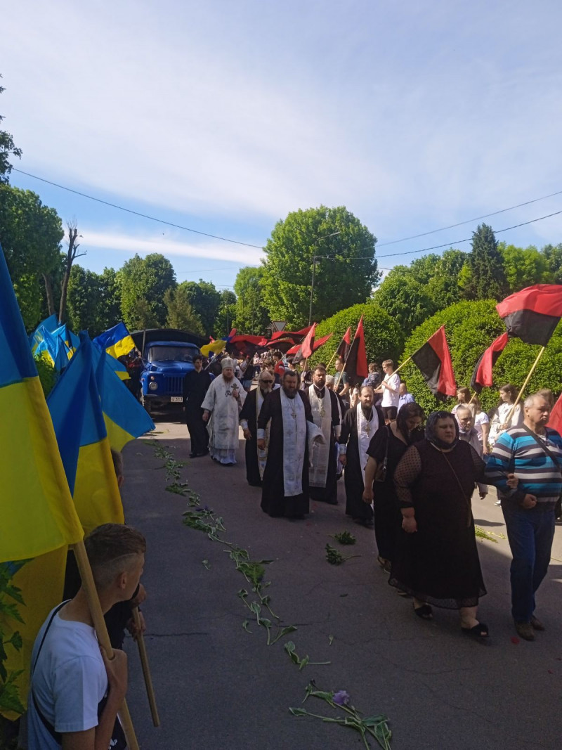 Попри зусилля медиків, життя воїна врятувати не вдалося: на Волині поховали 28-річного Героя Богдана Карвацького