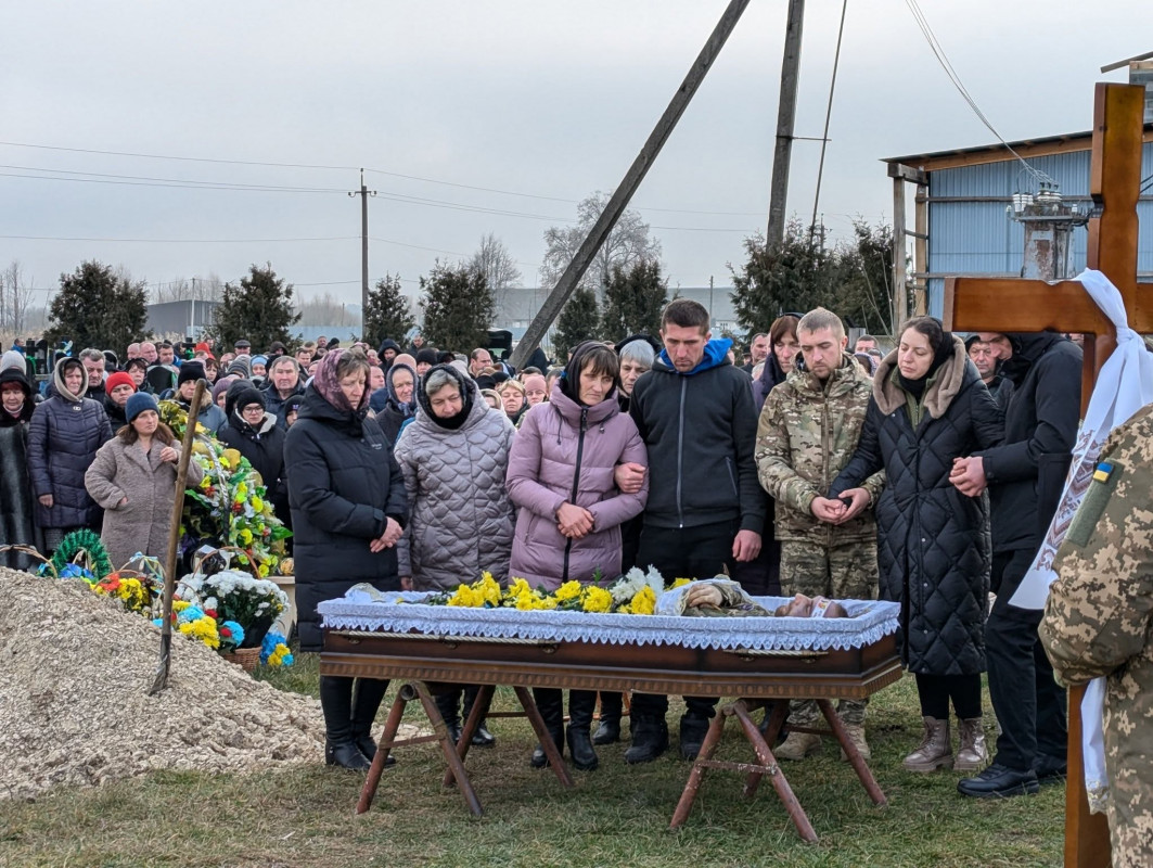 Завжди був готовий допомогти: на Волині провели в останню дорогу загиблого воїна Івана Оніщука