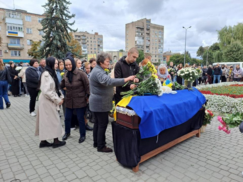 Дві донечки втратили батька: на Волині попрощалися з Героєм Михайлом Дудинцем