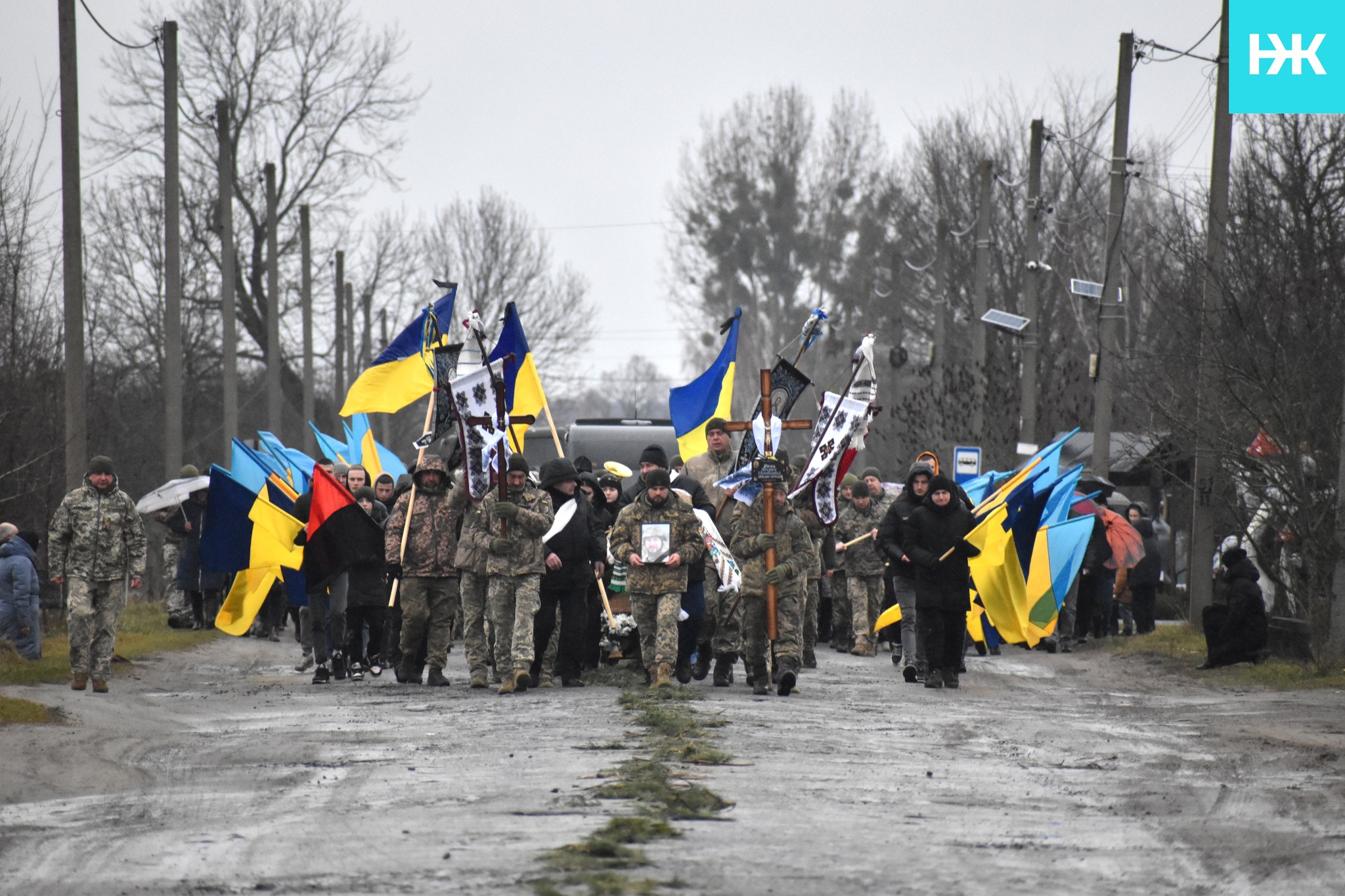 Загинув на війні у розквіті сил: на Волині в останню дорогу провели відважного Героя Богдана Диня