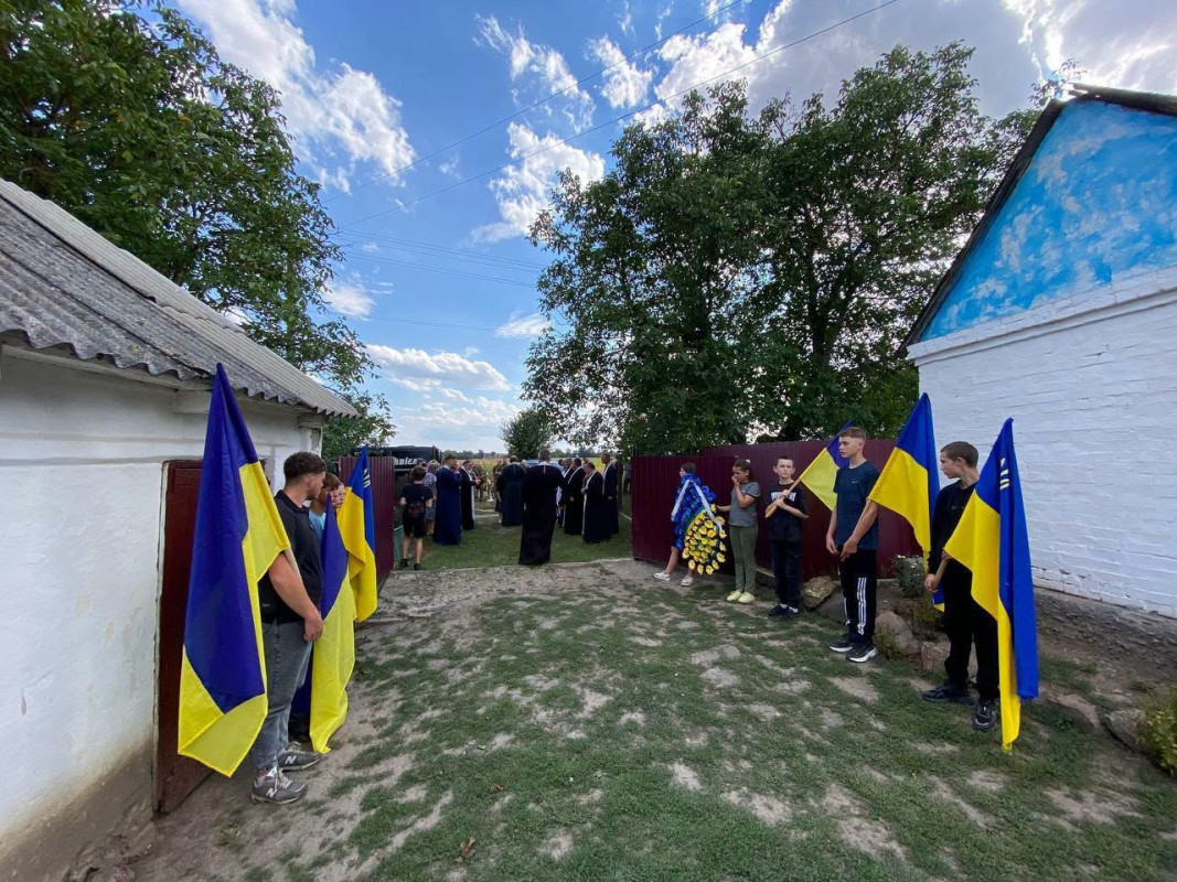 Понад 5 місяців чекали на диво: на Волині попрощалися із загиблим воїном Вадимом Королюком