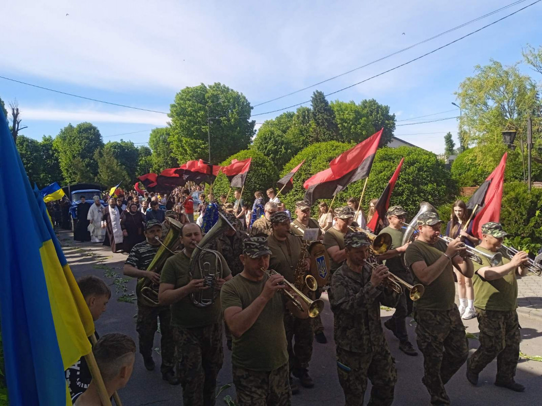 Попри зусилля медиків, життя воїна врятувати не вдалося: на Волині поховали 28-річного Героя Богдана Карвацького
