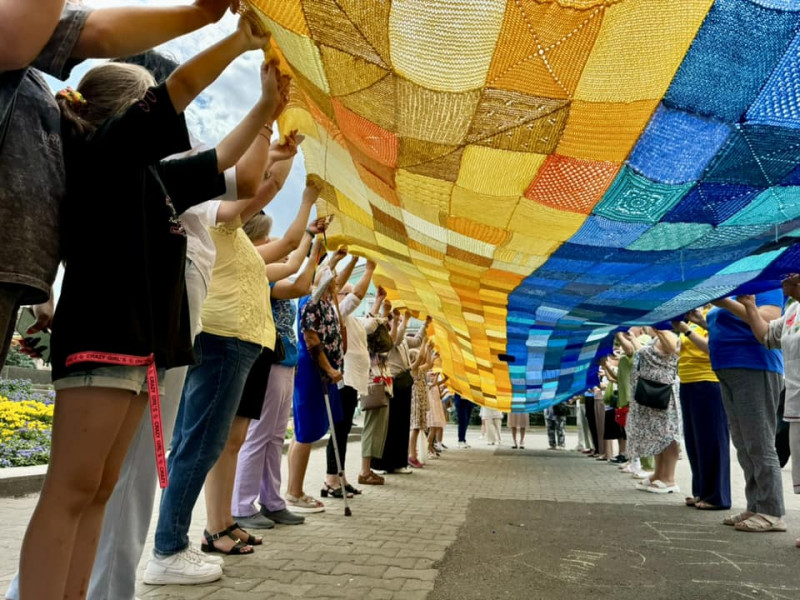 У місті на Волині розгорнули найбільший в'язаний прапор України