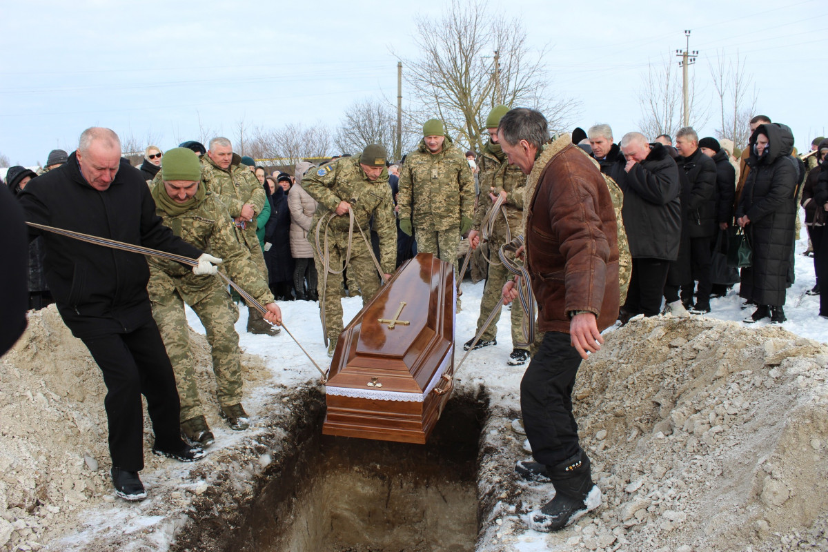 Загинув внаслідок удару ворожого безпілотника: на Волині попрощалися з Героєм Володимиром Лавренюком