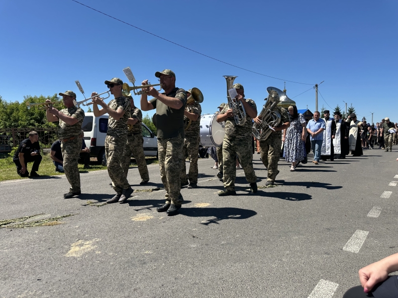 Поліцейський, що став Героєм: на Волині попрощалися з полеглим воїном Юрієм Кривошапкою