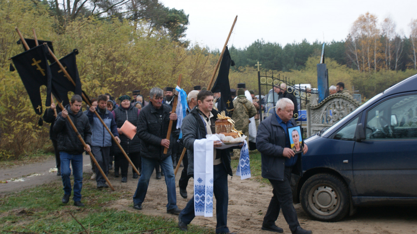 «Встелили всі села квітами, а хлопчика мого немає…»: у громаді на Волині провели в останню дорогу Героя Миколу Загоровця
