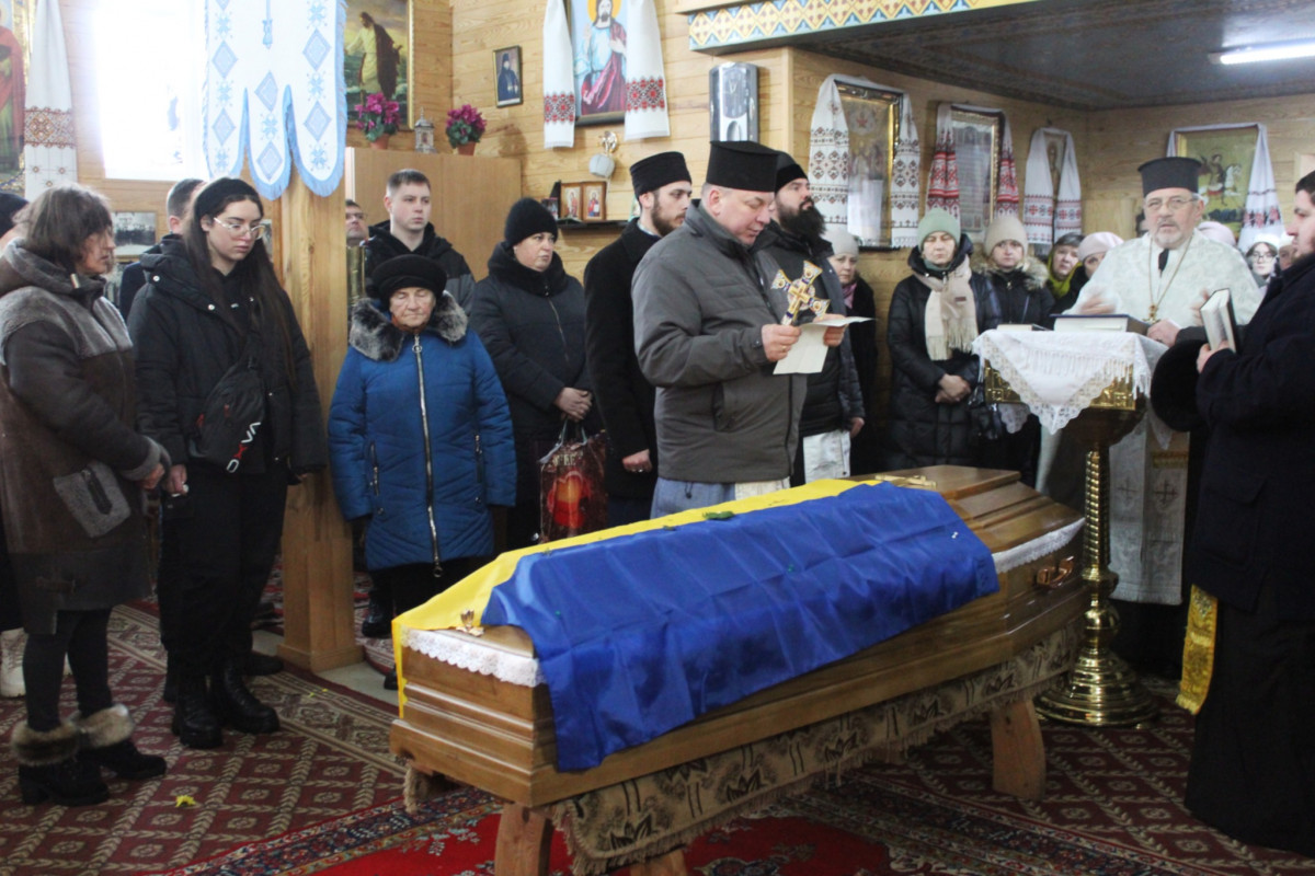 На Волині в останню земну дорогу захисника України, який загинув на фронті близько двох років тому