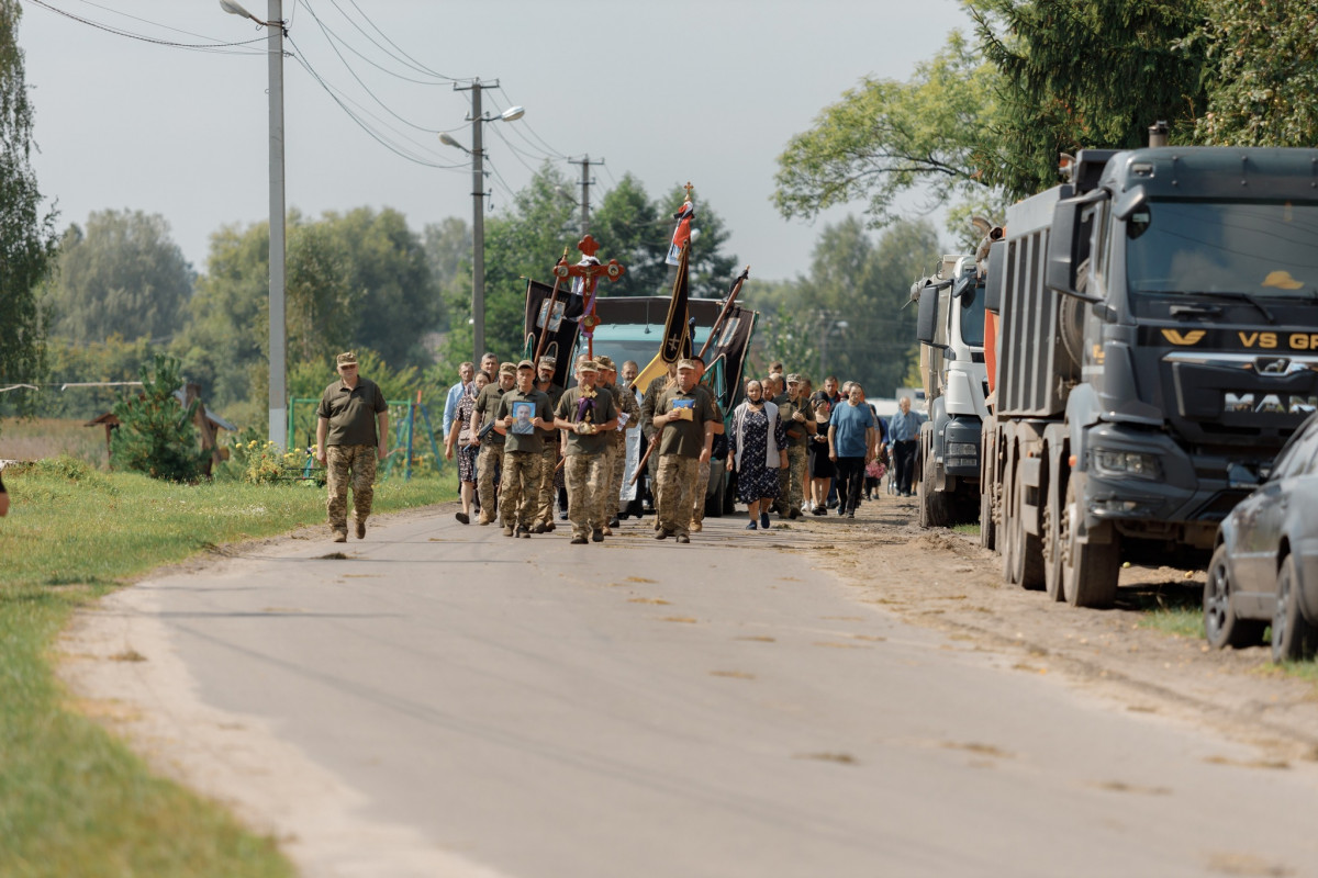 Кращі сини України йдуть у Небесне військо: на Волині в останню дорогу провели загиблого воїна Анатолія Захарчука