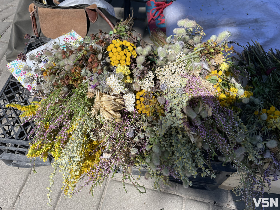 Свято Маковія: скільки на ринку в Луцьку коштує букет для освячення і що туди кладуть