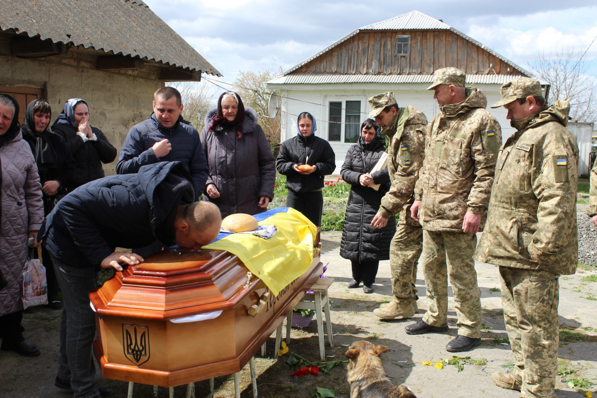 Не дочекалася дружина, не обійняла мама: волиняни попрощалися з полеглим Героєм Дмитром Демчуком