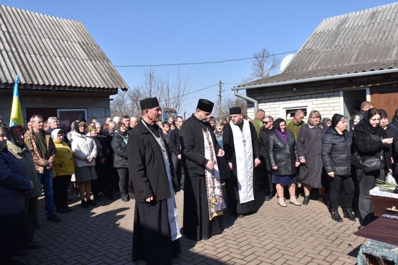 У громаді на Волині сотні людей вийшли провести полеглого Героя Василя Філончука в останню дорогу
