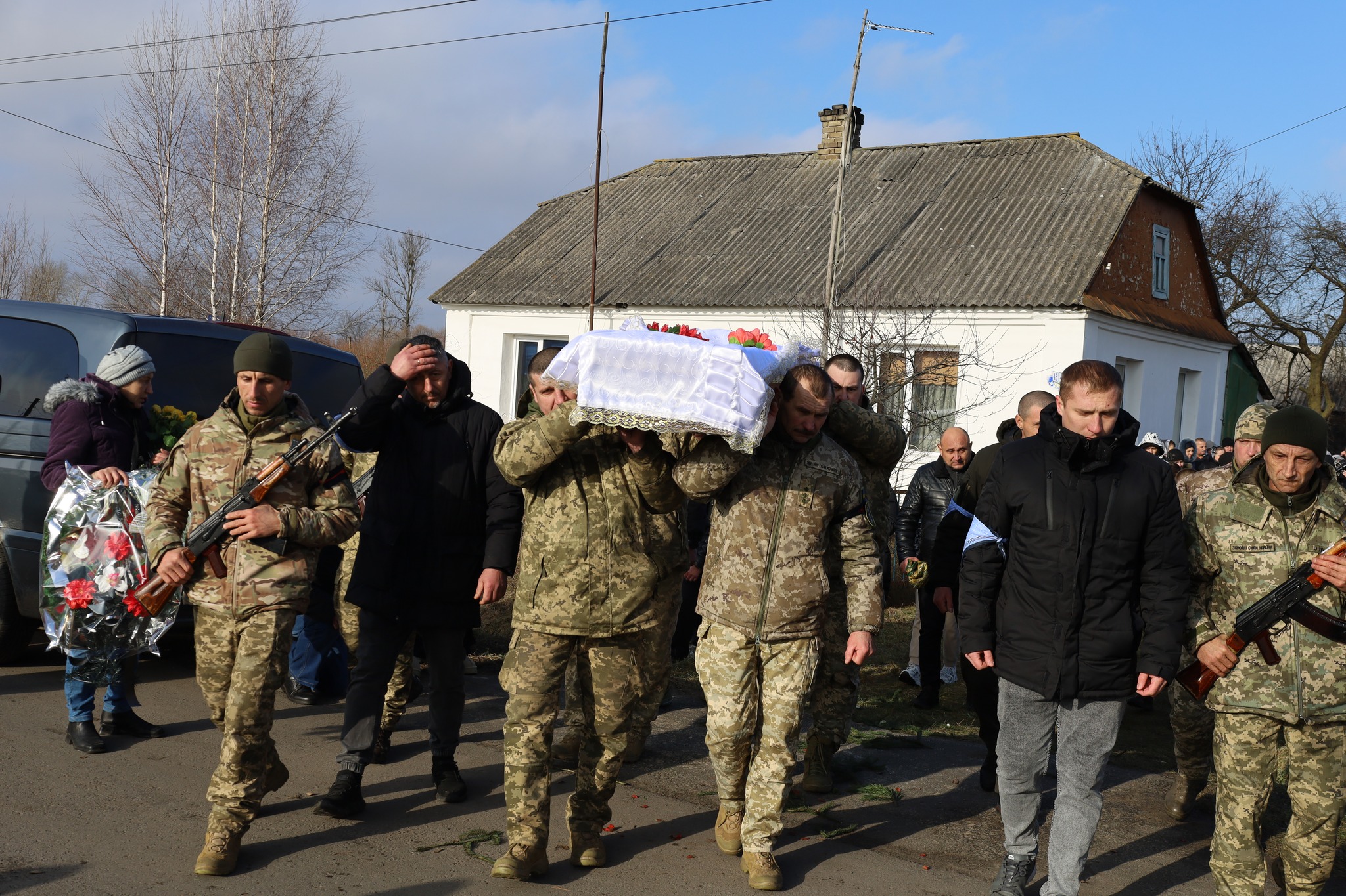 Серце важкопораненого бійця зупинилося після тривалого лікування: на Волині попрощалися з Героєм Русланом Світачем