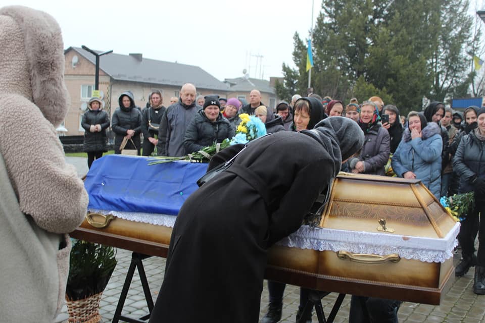 Серце пережило війну, а зупинилося вдома: на Волині попрощалися із померлим воїном Анатолієм Ковальчуком