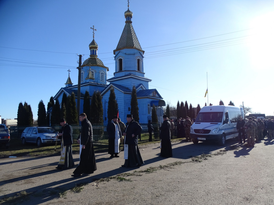 Двічі був поранений, проте після лікування знову ставав у стрій: на Волині в останню дорогу провели Героя Сергія Савчука