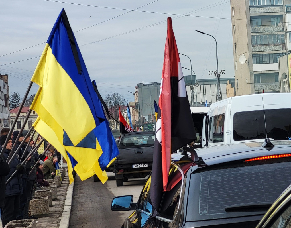 Мріяв одружитися зі своєю коханою: на Волині сотні людей прийшли попрощатися з 33 річним Героєм Андрієм Карацаєм