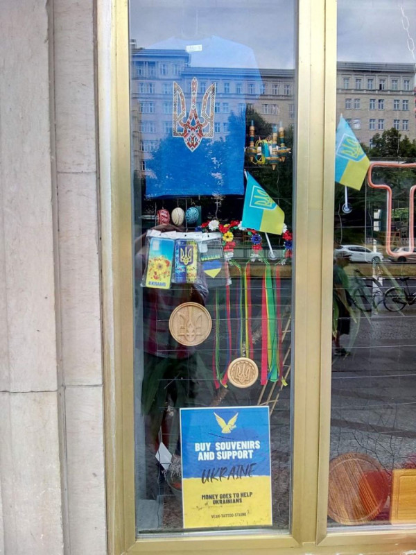 Закордонна солідарність: лучанка показує, як у світі підтримують українську боротьбу
