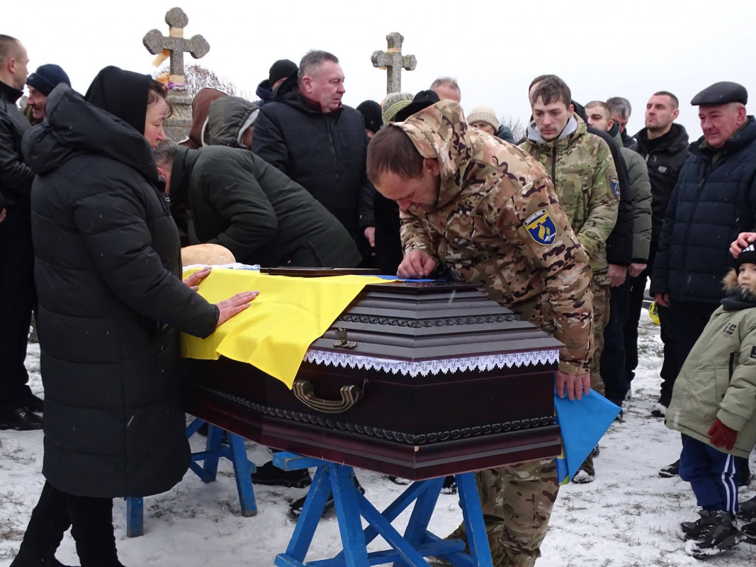 Повернувся додому «на щиті»: волиняни провели на вічний спочинок полеглого капітана Олександра Євтушка