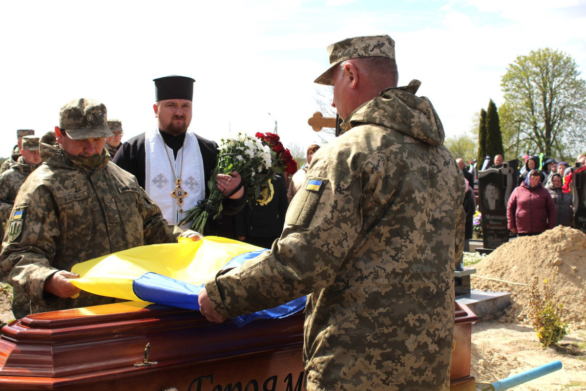 Не дочекалася дружина, не обійняла мама: волиняни попрощалися з полеглим Героєм Дмитром Демчуком