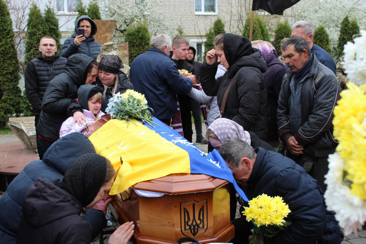 «Тепер тато захищатиме з небес»: волиняни попрощалася з 25-річним Антоном Хвостюком