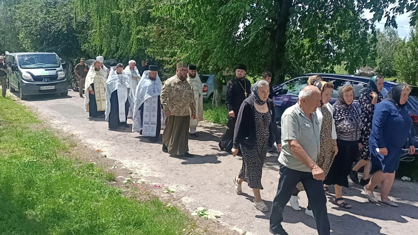 У селі на Волині в останню дорогу провели 31-річного Героя Володимира Столярчука