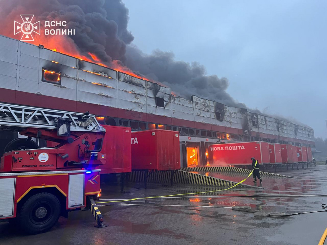 Російські обстріли у Луцьку: рятувальники загасили великі пожежі на цивільних об’єктах. Фото