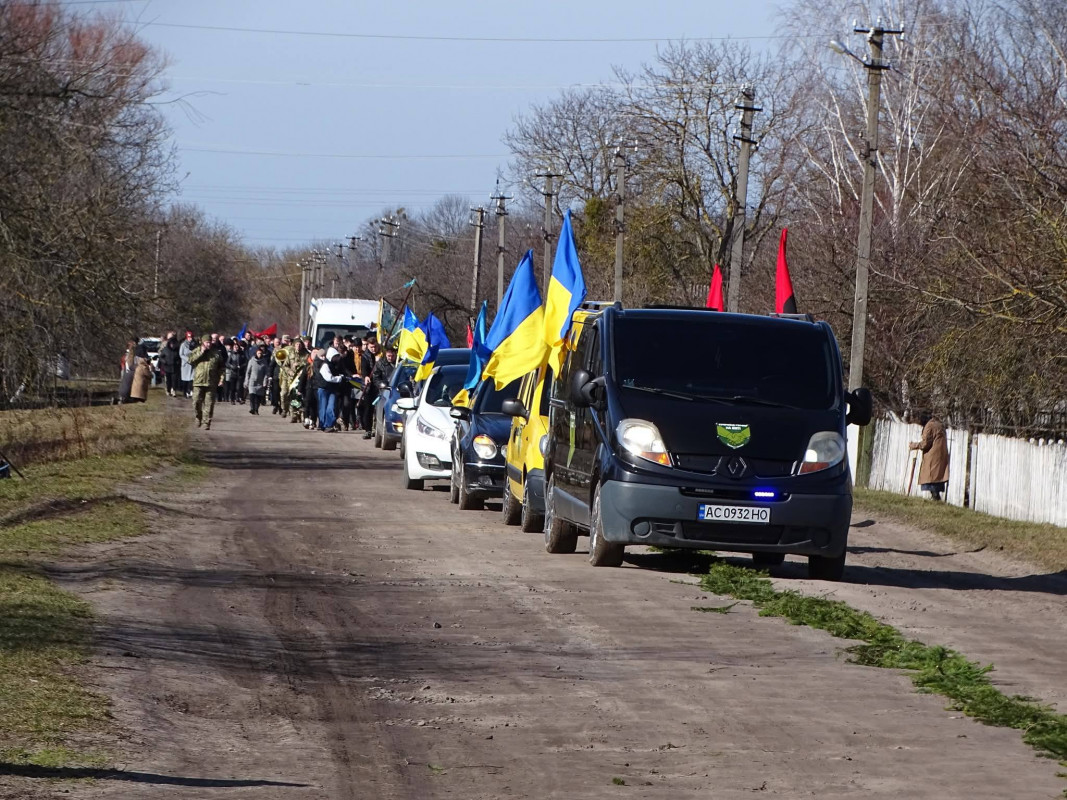 Після довгих місяців невідомості: на Волині провели в останню путь захисника Віталія Дудика