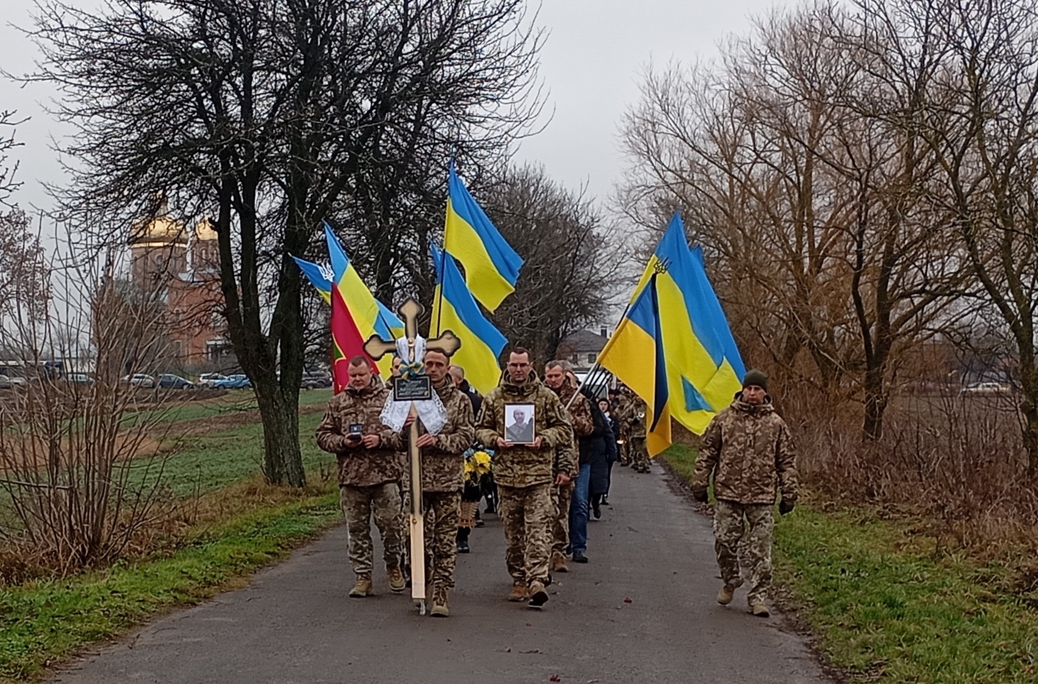 Без батька залишилося троє дітей: волиняни провели в останню дорогу Героя Тараса Парфенюка