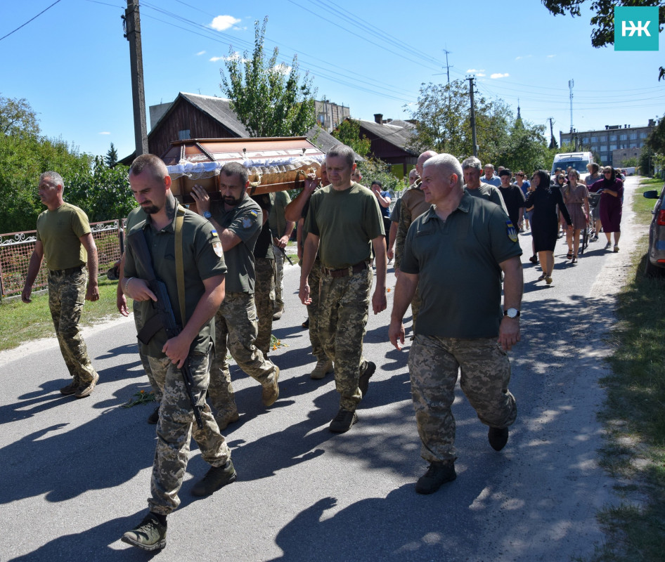 Маленька донечка стояла біля труни і ще не розуміла, що бачить татка востаннє: на Волині попрощалися із молодим Героєм Павлом Макарчуком