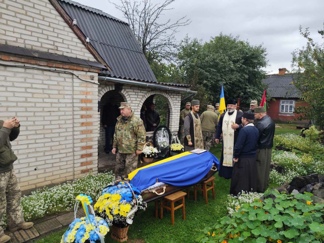 Загинув понад рік тому: у Луцькому районі провели в останню путь захисника Юрія Бондарука