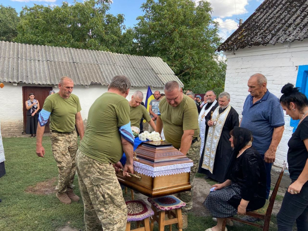 Понад 5 місяців чекали на диво: на Волині попрощалися із загиблим воїном Вадимом Королюком