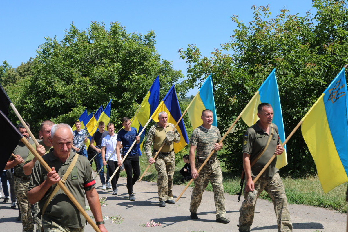 Невтомний трудівник, гарний сім’янин і надійний друг: на Волині всім селом ховали загиблого Героя Сергія Кравчука