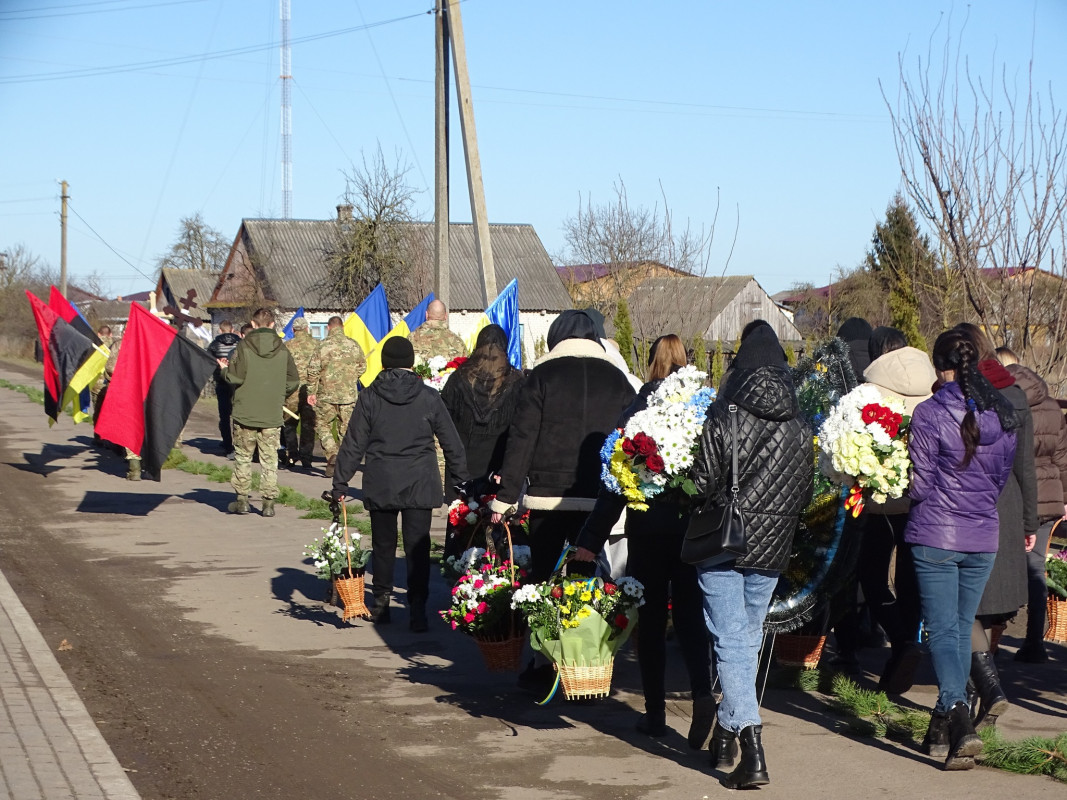 Двічі був поранений, проте після лікування знову ставав у стрій: на Волині в останню дорогу провели Героя Сергія Савчука