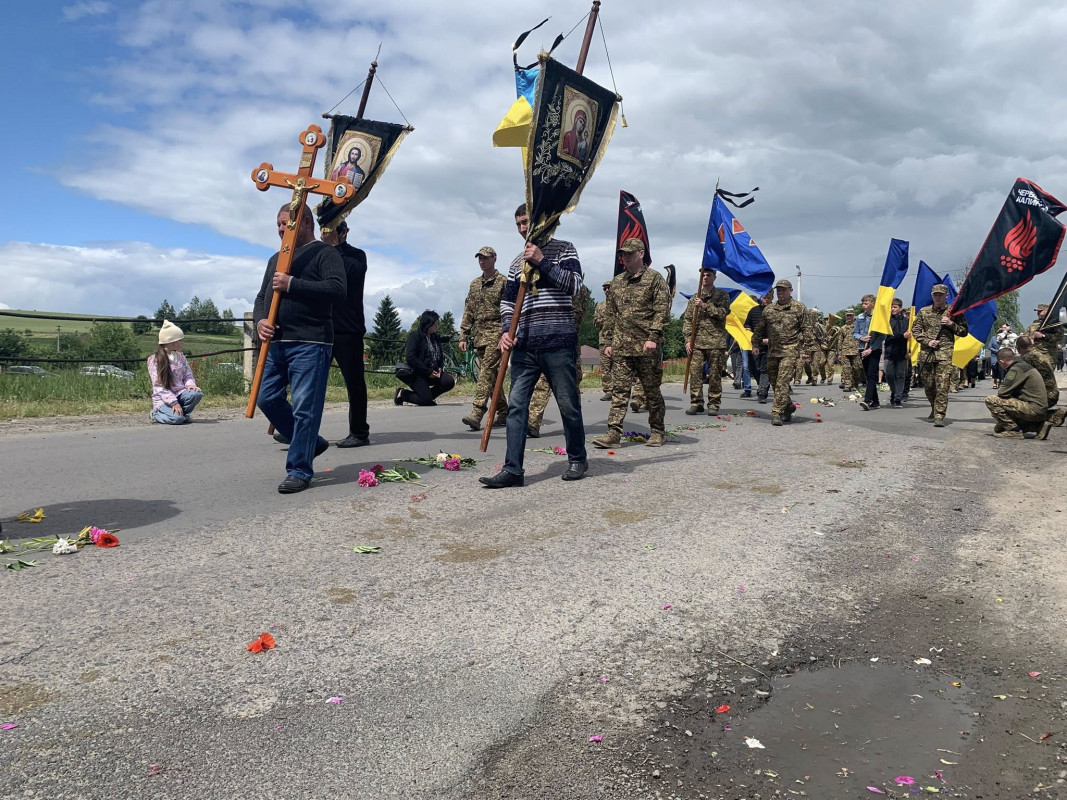 Віддав життя за Україну: на Волині провели в останню дорогу воїна Юрія Ростанюка