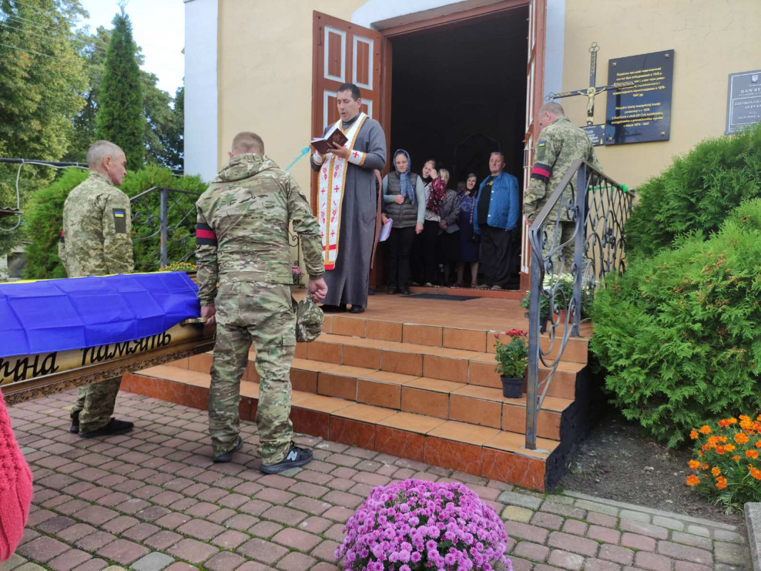 Довгий час вважався зниклим безвісти і був опізнаний по тесту ДНК: на Волині поховали Героя Дмитра Осіїка