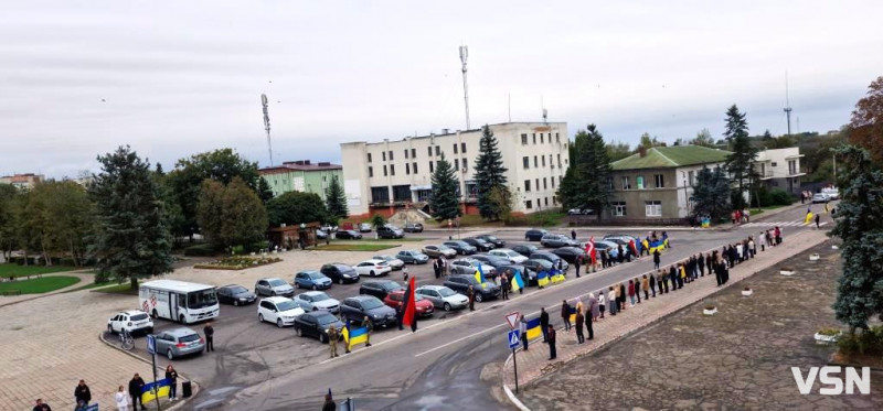 Життя зупинилося на хвилину: у прикордонному місті на Волині вшанували тих, хто загинув від війни