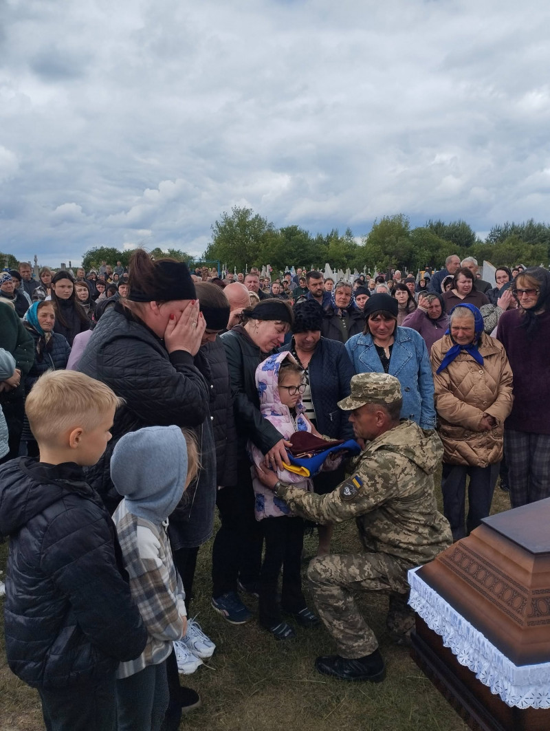 Назавжди молоді Герої: громада на Волині провела в останню путь 26-річного Сергія Сміховського і 28-річного Миколу Кобрина