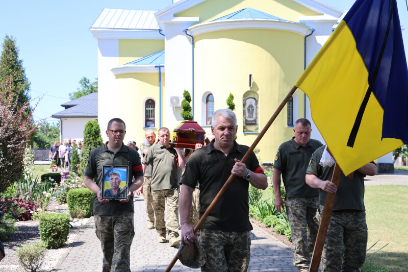 Вважався зниклим безвісти: у Луцькій громаді в останню дорогу провели захисника Юрія Клевця