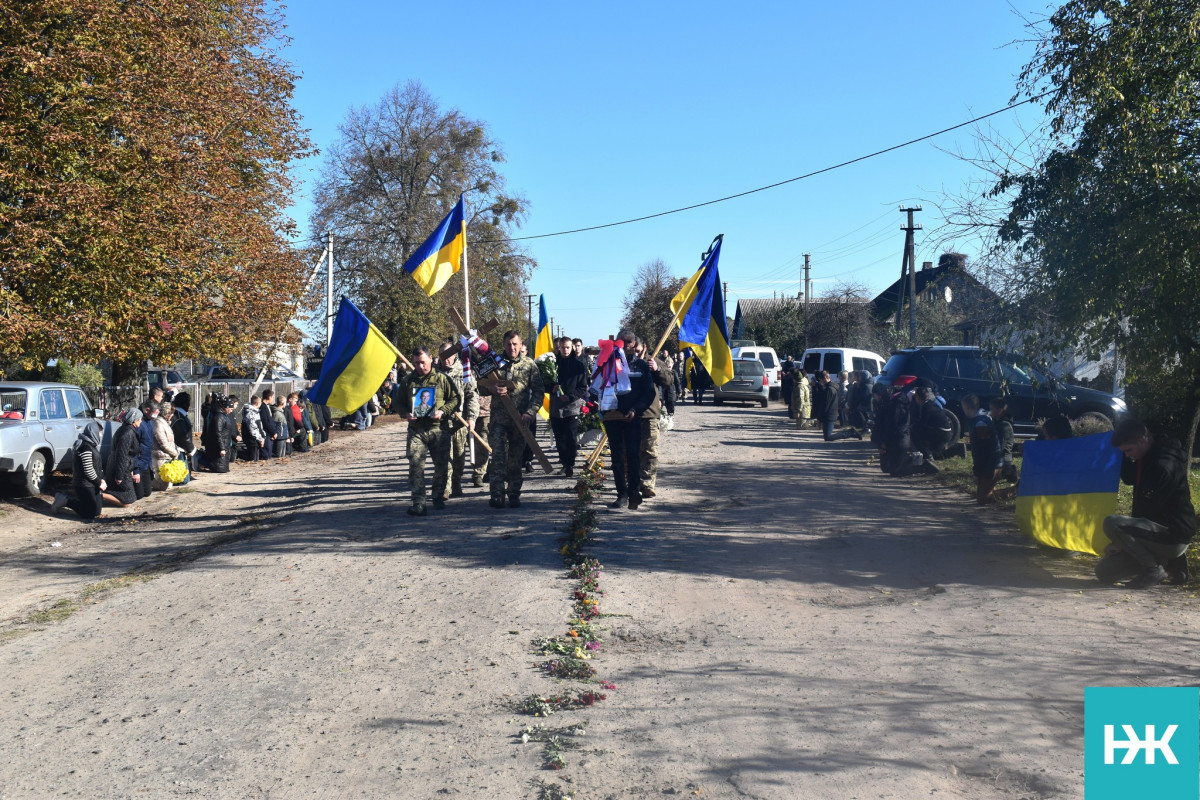 Коровай гірчив від сліз, розділили його на кладовищі: на Волині поховали молодого Героя Івана Комзюка