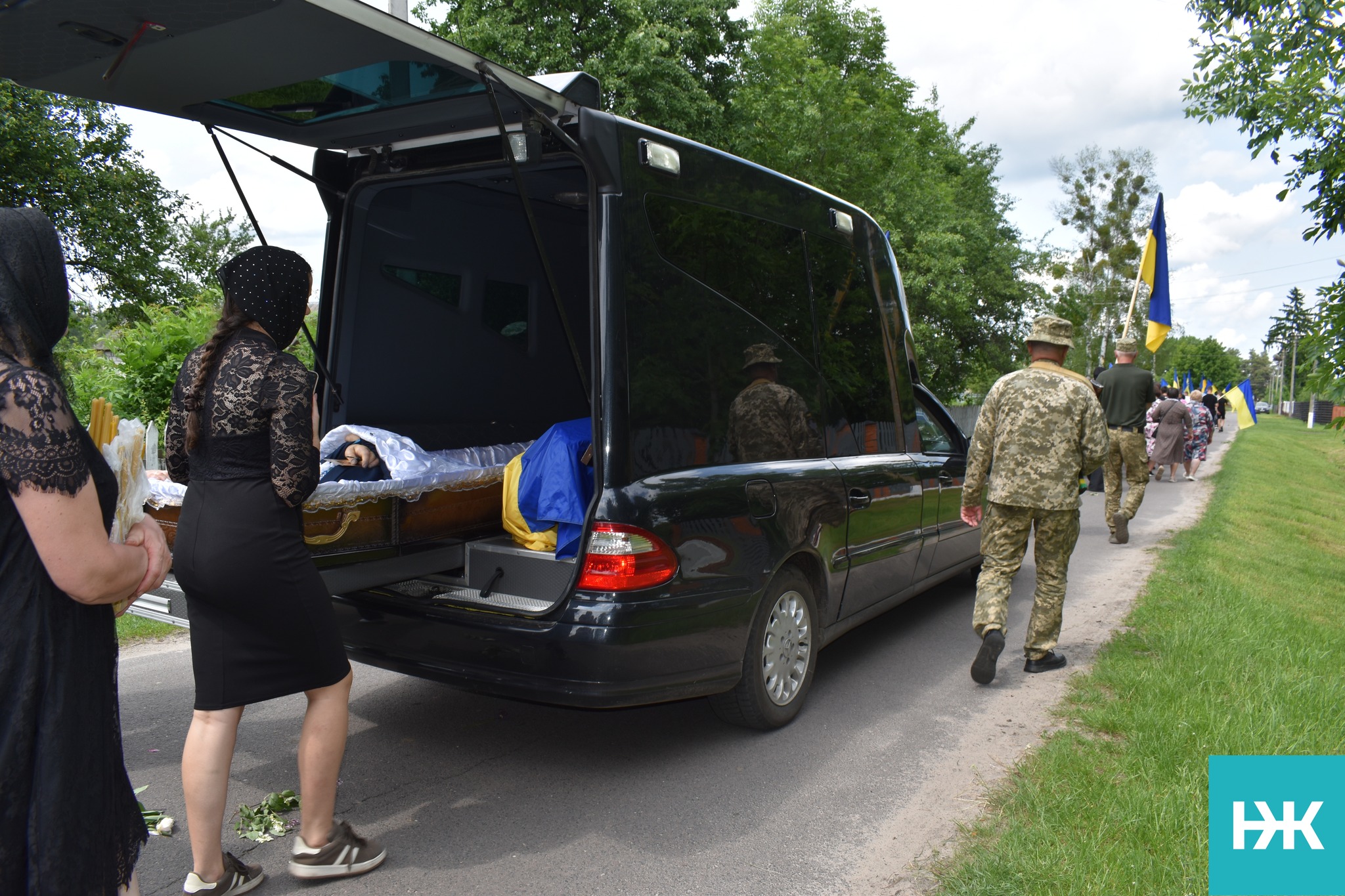 На колінах в останню дорогу проводжало все село: на Волині попрощалися з Героєм Петром Токарем