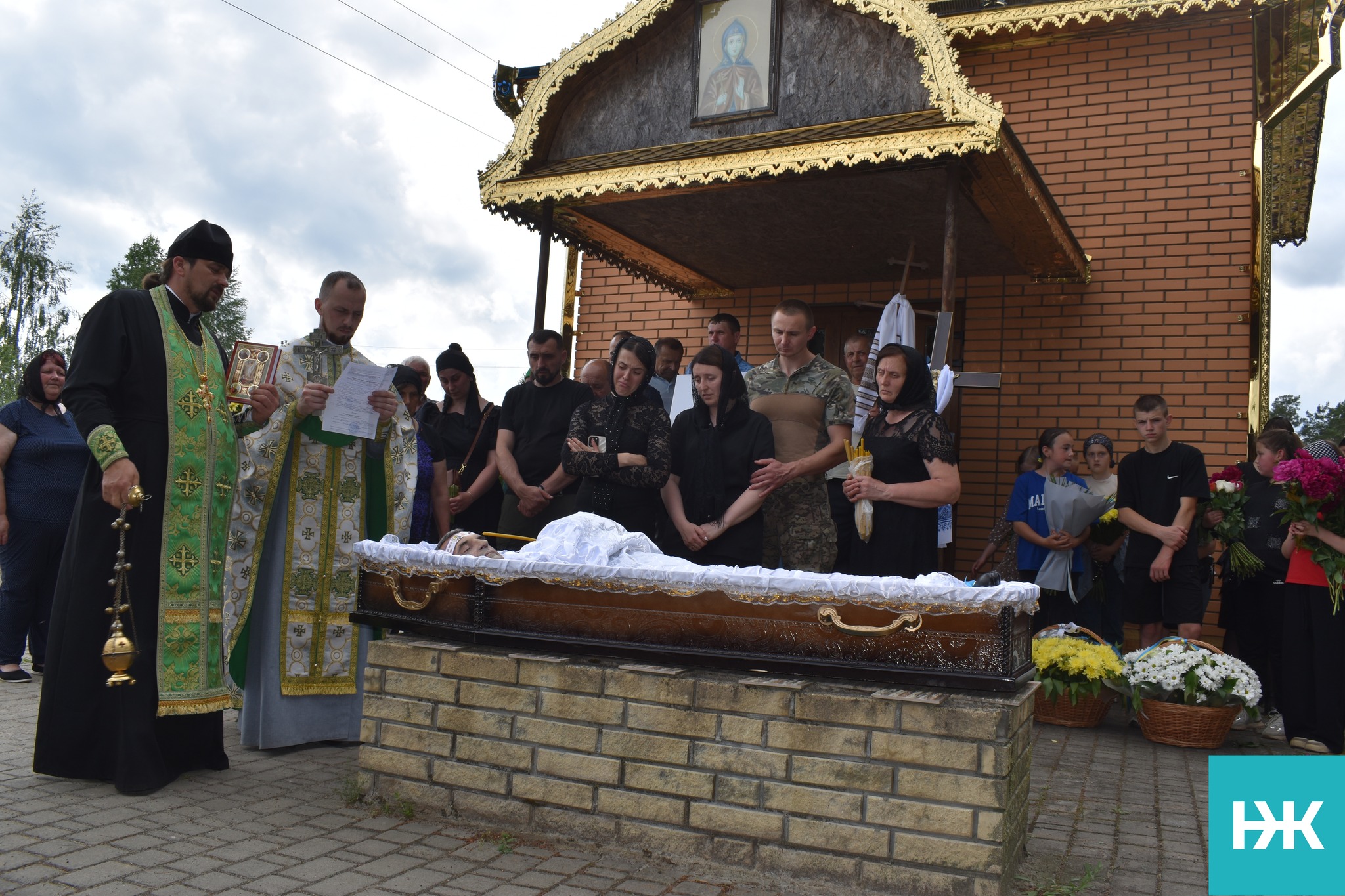 На колінах в останню дорогу проводжало все село: на Волині попрощалися з Героєм Петром Токарем