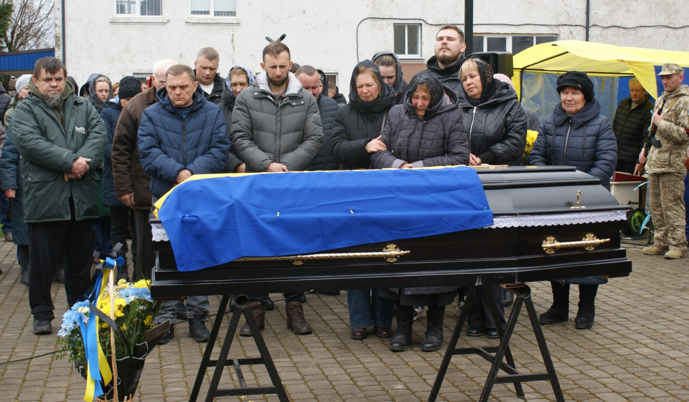 Пережив пекло війни, але загинув у ДТП: на Волині попрощалися із 31-річним воїном Вадимом Стадніком