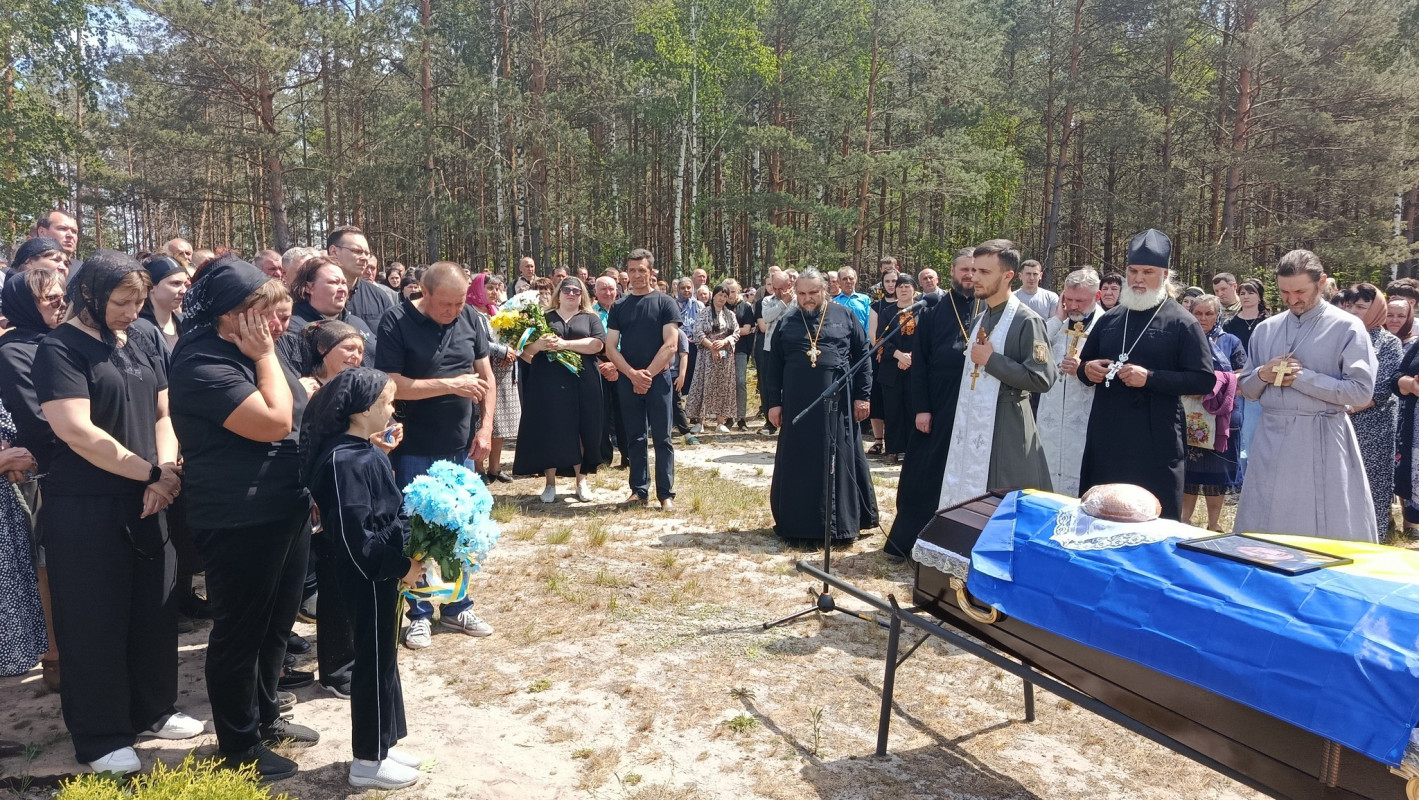 Без батька залишилися троє донечок: волиняни попрощалися із загиблим Героєм Андрієм Григолою
