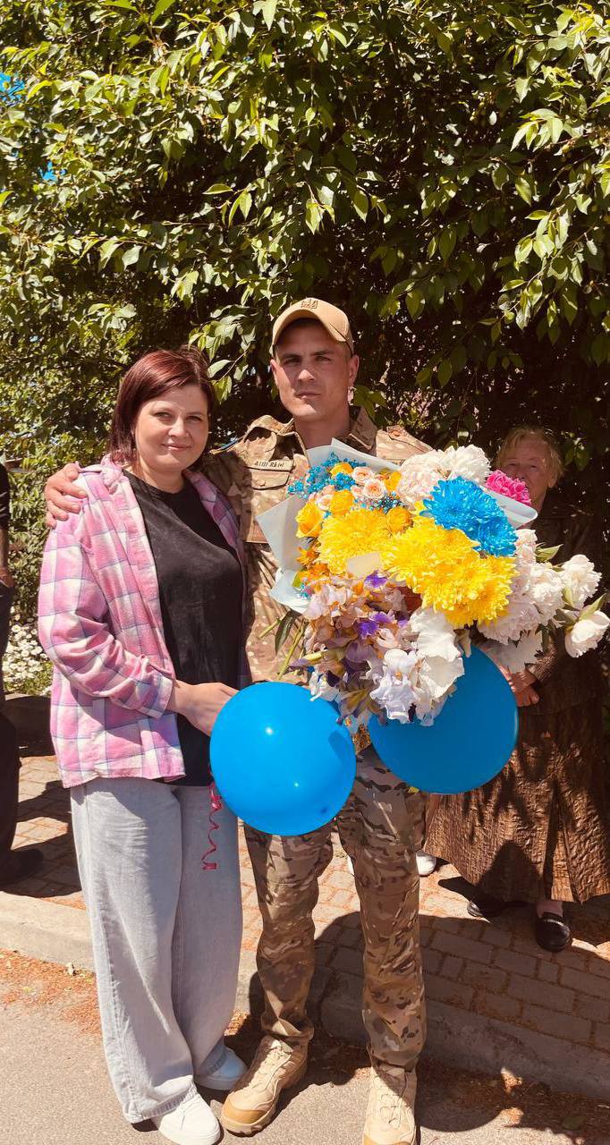 Зі сльозами радості та прапорами: на Волині емоційно зустріли звільненого з полону воїна Вадима Яковського