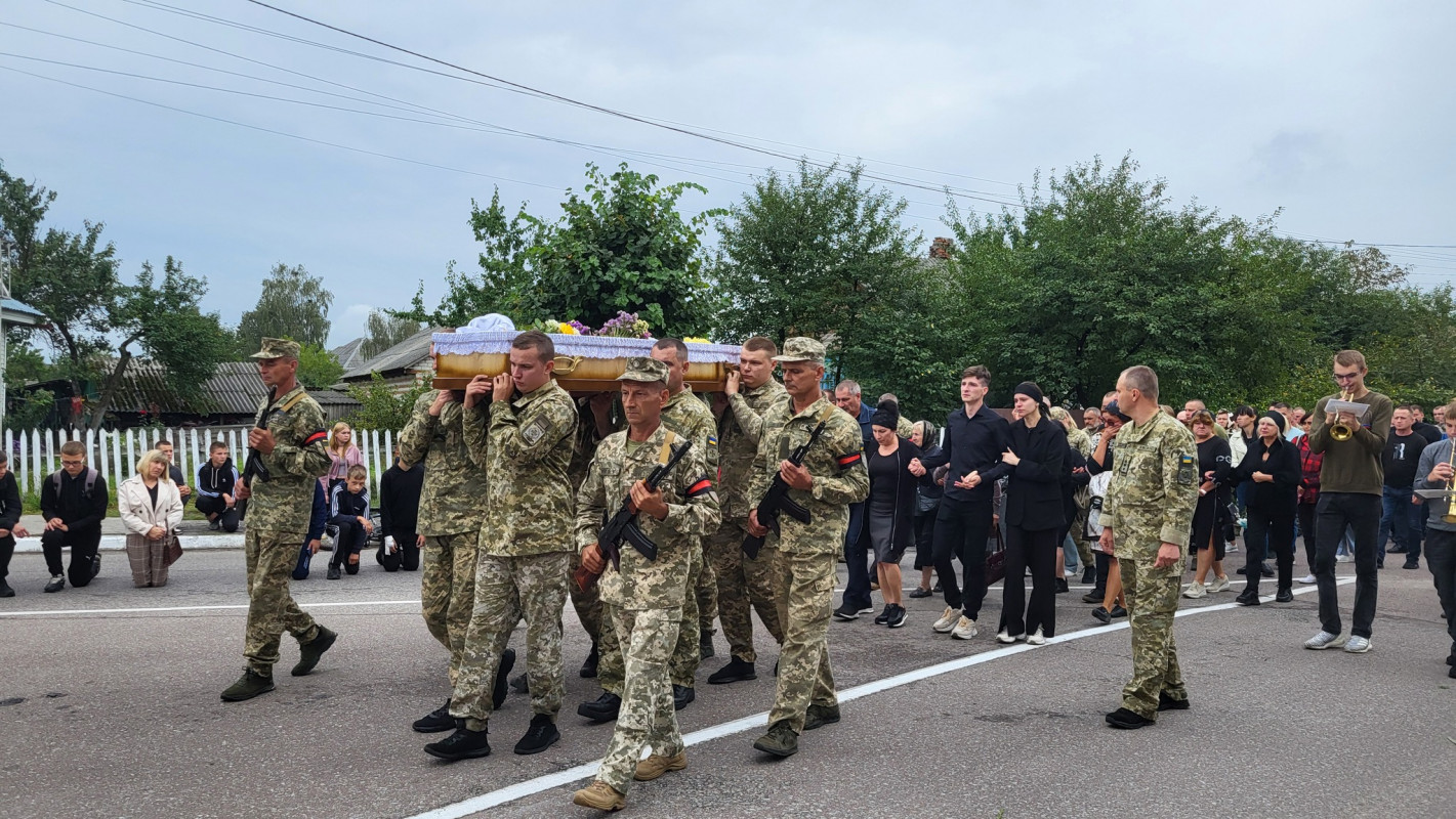 Нещодавно створив сім'ю: на Волині попрощалися з 25-річним Героєм-прикордонником Андрієм Котельніковим