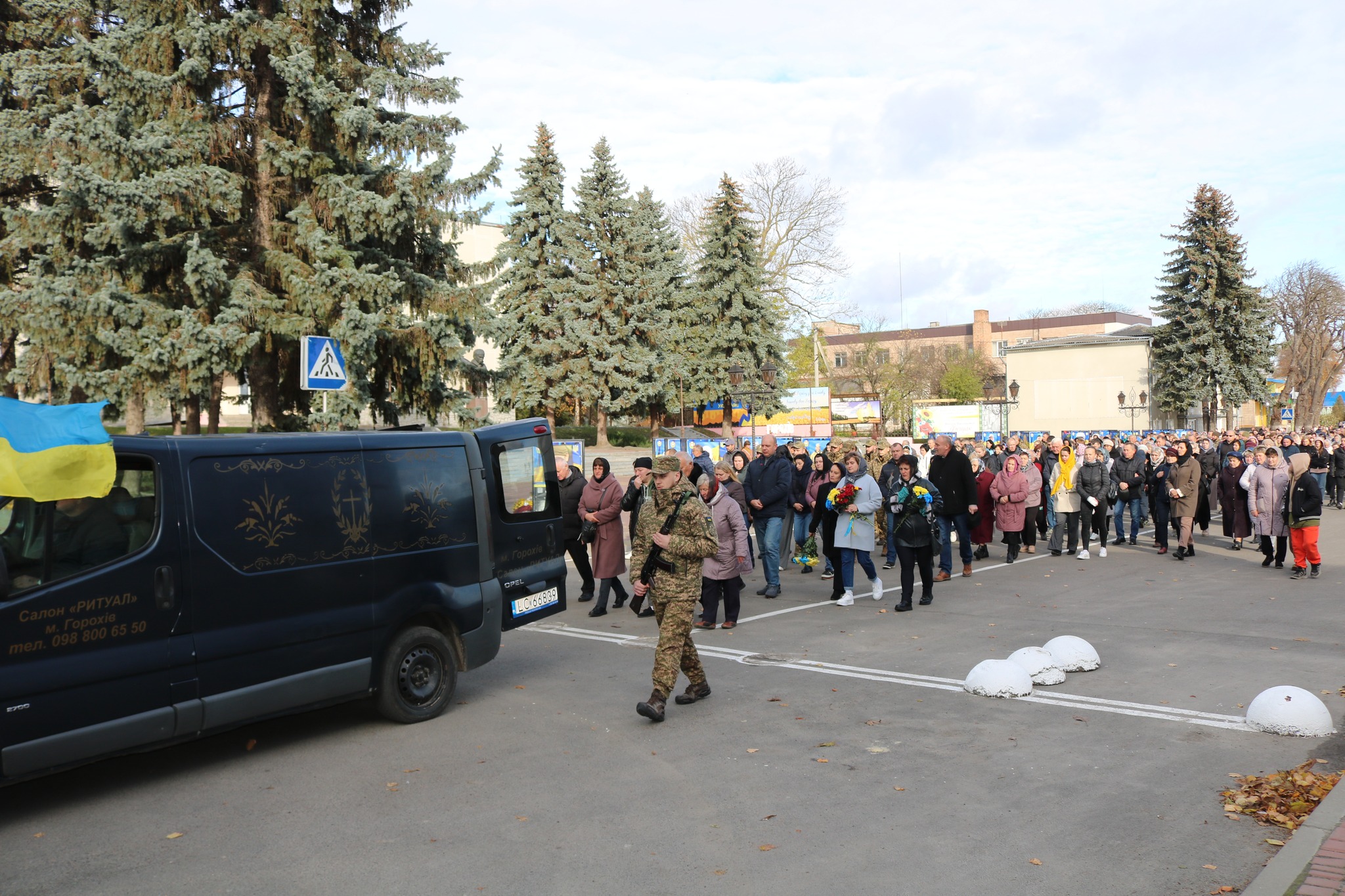 Білим ангелом повернувся додому «на щиті»: на Волині в останню дорогу полеглого на війні Андрія Тихого