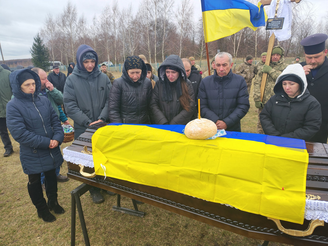 Вдовою залишилась молода дружина, маленький синочок ростиме без батька: на Волині поховали 23-річного Героя Владислава Юхимова