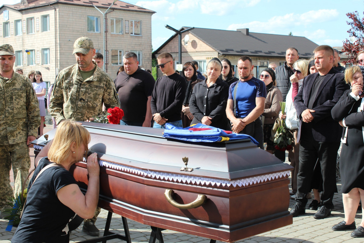 «Врятував побратима ціною власного життя»: на Волині попрощалися з 25-річним Героєм Андрієм Лавренчуком