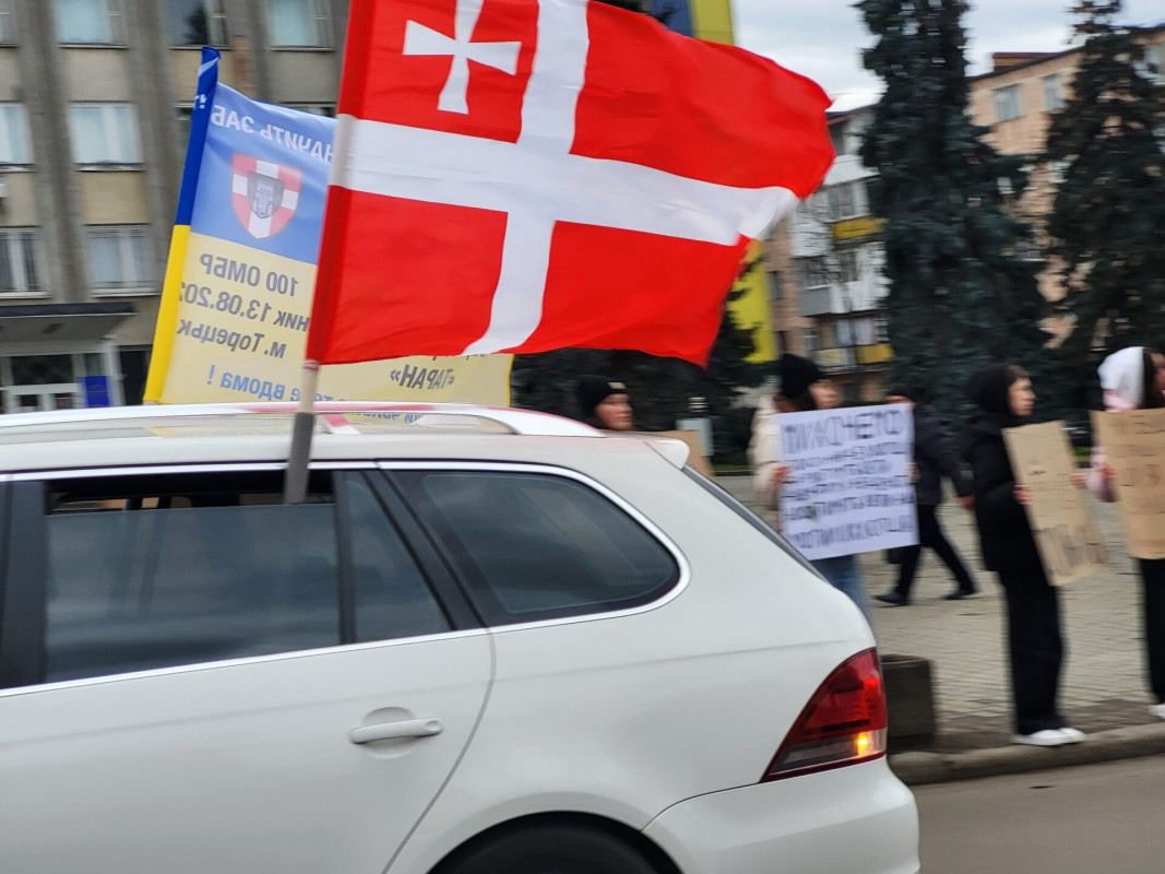 «Знайдіть та поверніть мені мого тата»: на Волині відбувся масштабний автопробіг на підтримку військовополонених