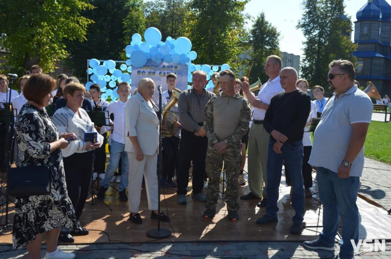 В місті на Волині на благодійному святі зібрали майже 150 тисяч гривень для ЗСУ. Фоторепортаж